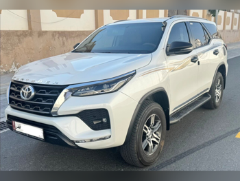 Toyota  Fortuner  SR5  2023  Automatic  31,000 Km  6 Cylinder  Four Wheel Drive (4WD)  SUV  Pearl  With Warranty