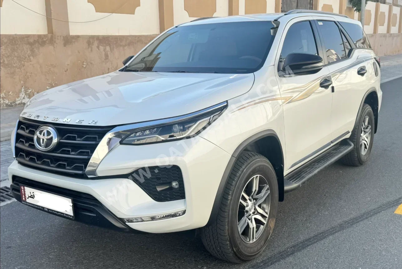 Toyota  Fortuner  SR5  2023  Automatic  31,000 Km  6 Cylinder  Four Wheel Drive (4WD)  SUV  Pearl  With Warranty