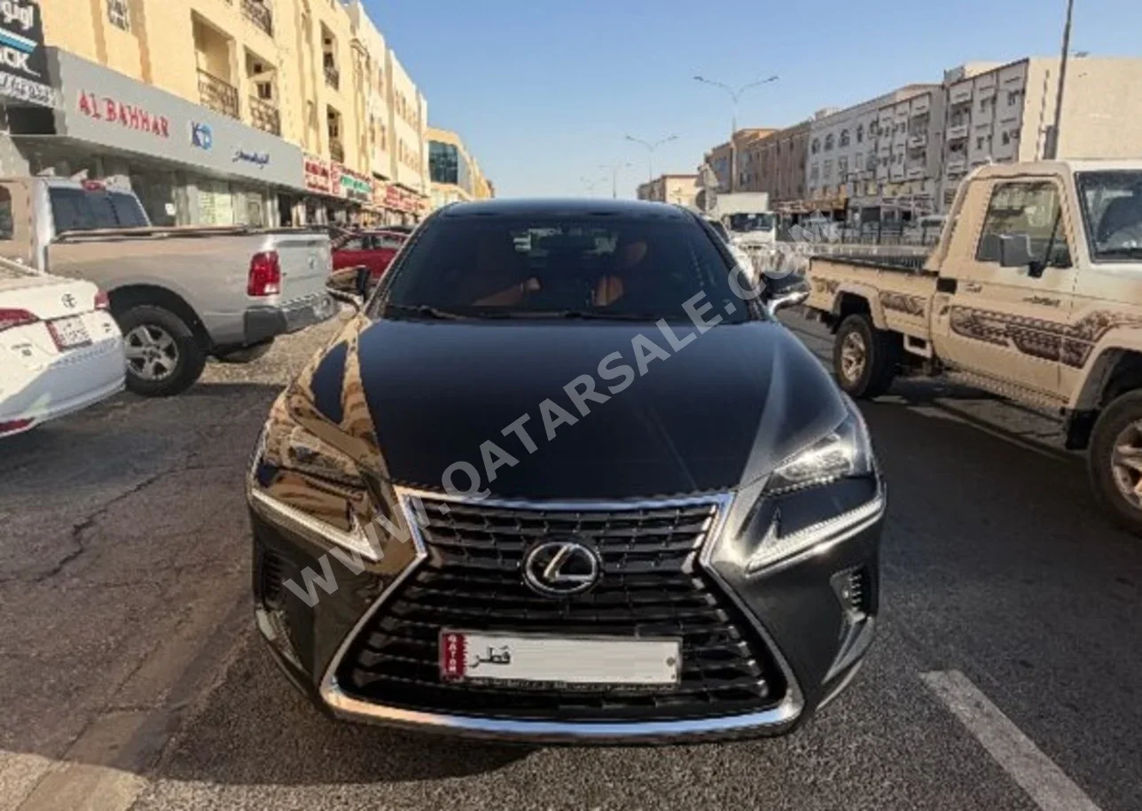 لكزس ان اكس 300 2018 اوتوماتيك 115,000 كم 4 سلندر دفع كلي مستمر هاتشباك أسود تحت الضمان