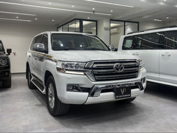 Toyota  Land Cruiser  GXR  2016  Automatic  307,000 Km  8 Cylinder  Four Wheel Drive (4WD)  SUV  White