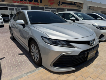 تويوتا  كامري  أل اي  2022  اوتوماتيك  310,000 كم  4 سلندر  سحب امامي  سيدان  فضي