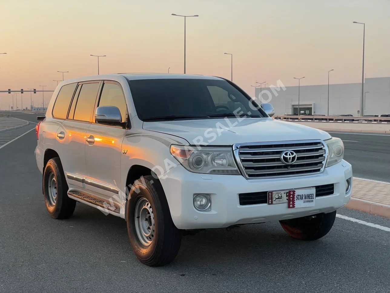Toyota  Land Cruiser  VXR  2013  Automatic  360,000 Km  8 Cylinder  Four Wheel Drive (4WD)  SUV  White