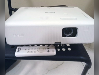 أجهزة عرض إبسون  Epson EpiqVision Flex CO-W01  أبيض  3000 شمعة  دعم اتش دي ام أي 2.1  تحكم بالتكبير والتركيز يدويا  مكبرات صوت مدمجة \  وايد اكس جي اي- 1280x800