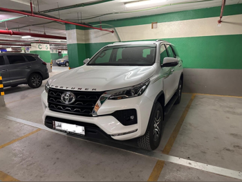 Toyota Fortuner 2025 Automatic 14,000 Km 6 Cylinder Four Wheel Drive (4WD) SUV White With Warranty