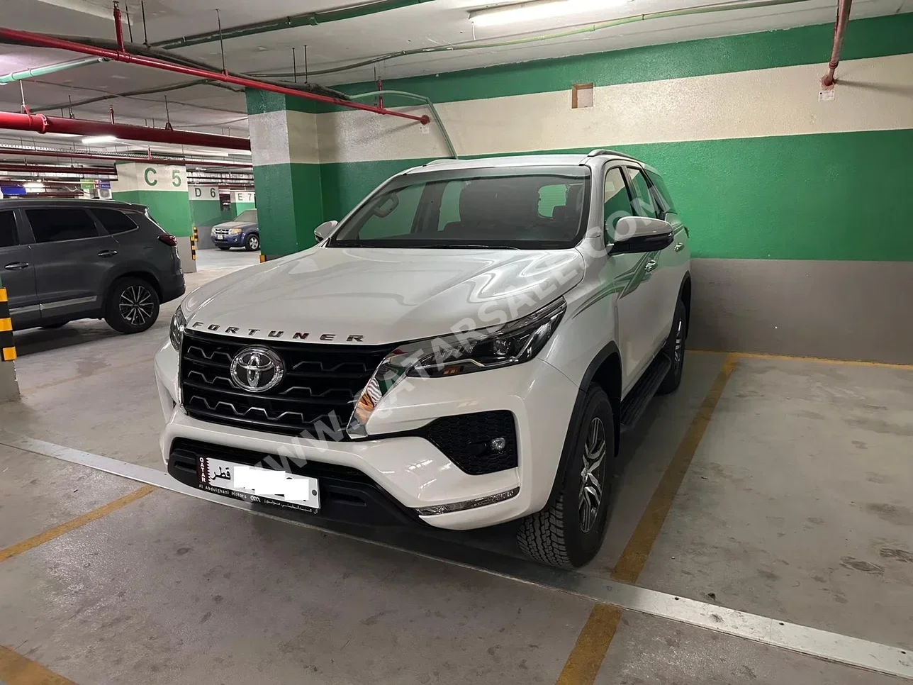 Toyota  Fortuner  2025  Automatic  14,000 Km  6 Cylinder  Four Wheel Drive (4WD)  SUV  White  With Warranty