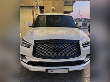 انفنيتي كيو اكس 80 2021 اوتوماتيك 59,000 كم 8 سلندر دفع رباعي اس يو في أبيض تحت الضمان