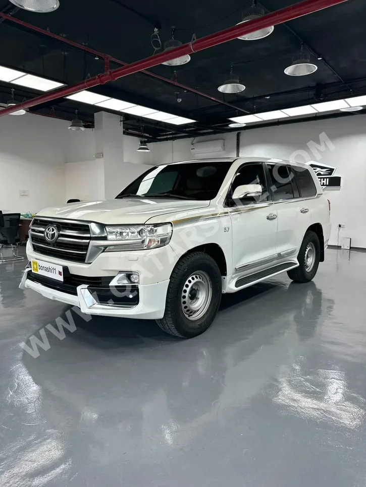 Toyota Land Cruiser VXR 2018 Automatic 287,000 Km 8 Cylinder Four Wheel Drive (4WD) SUV White