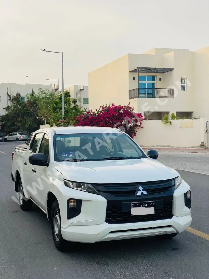 ميتسوبيشي ال 200 2021 عادي 154,000 كم 4 سلندر دفع خلفي بيكب أبيض