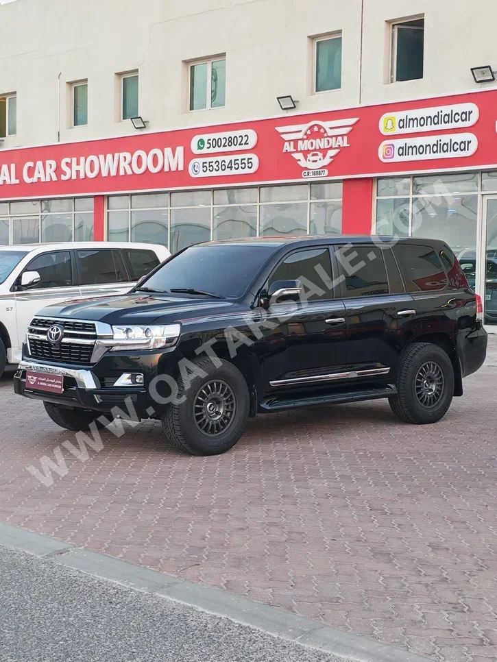 Toyota  Land Cruiser  GXR  2016  Automatic  321,000 Km  8 Cylinder  Four Wheel Drive (4WD)  SUV  Black