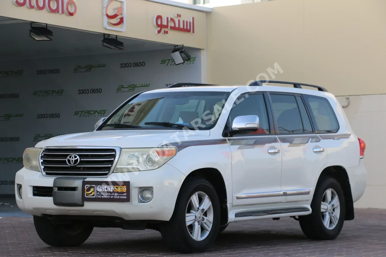 Toyota Land Cruiser GXR 2014 Automatic 356,000 Km 8 Cylinder Four Wheel Drive (4WD) SUV White