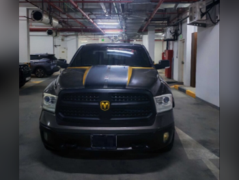 Dodge  Ram  1500  2014  Automatic  240,000 Km  8 Cylinder  Four Wheel Drive (4WD)  Pick Up  Black and Gray