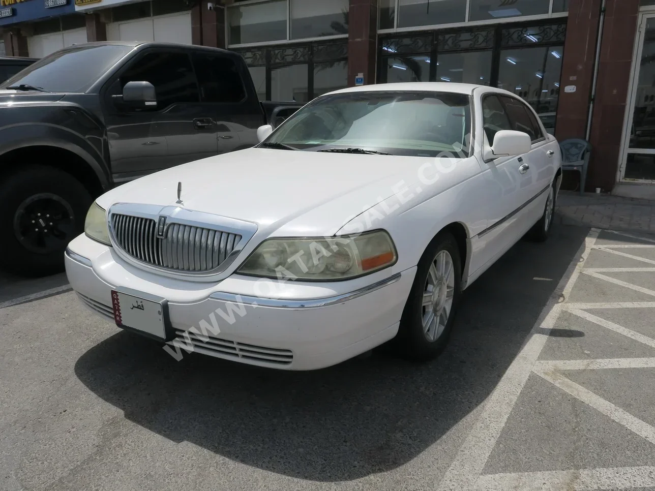 Lincoln Town Car 2011 Automatic 72,000 Km 8 Cylinder Rear Wheel Drive (RWD) Sedan White