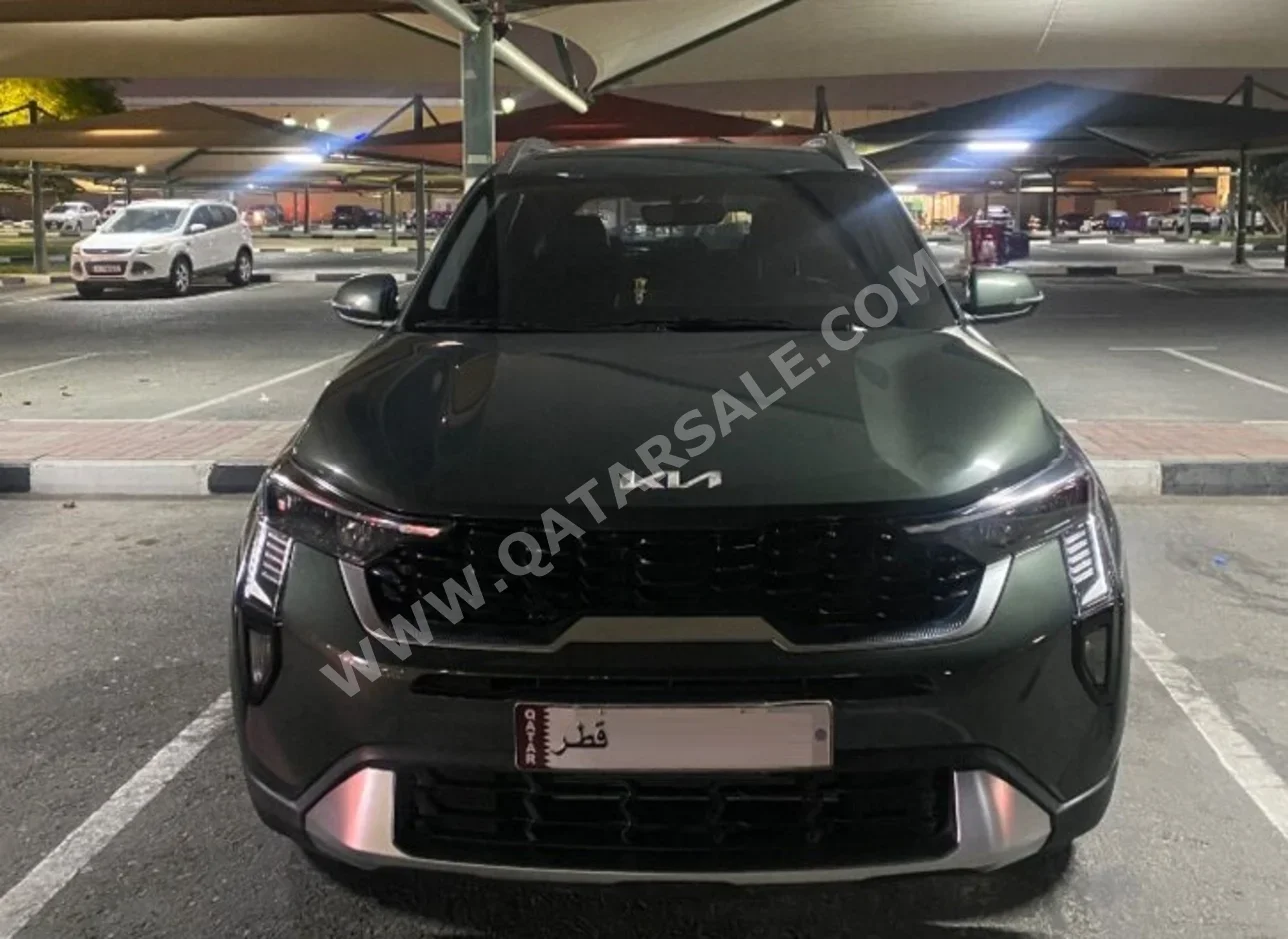 كيا سونيت 2024 اوتوماتيك 21,000 كم 4 سلندر سحب امامي اس يو في أسود تحت الضمان