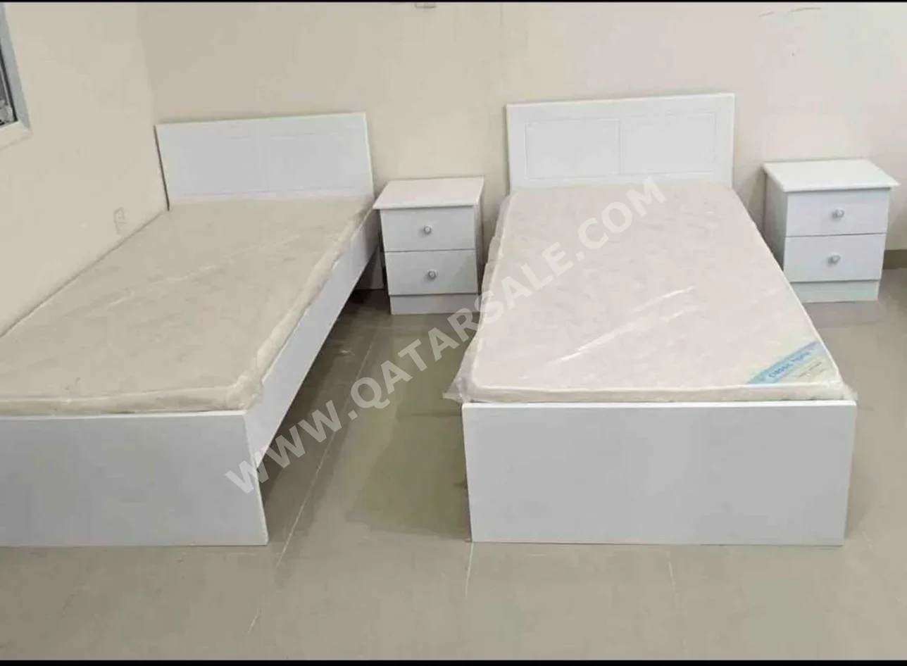 الأسّرة - لايف ستايل - فردي - أبيض - متضمنة المرتبة - مع طاولة سرير جانبية