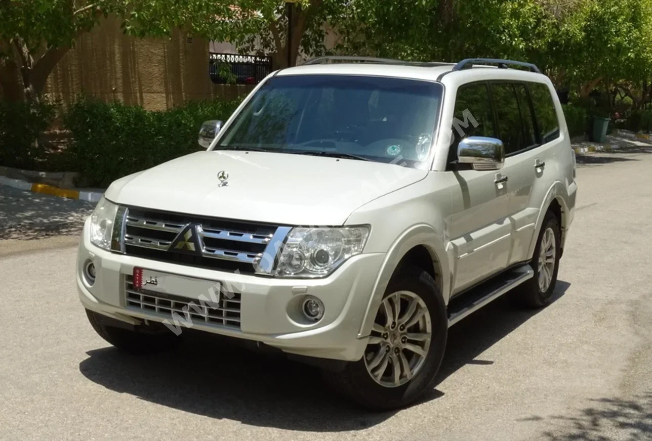 ميتسوبيشي باجيرو GLS 2014 اوتوماتيك 133,000 كم 6 سلندر دفع رباعي اس يو في أبيض
