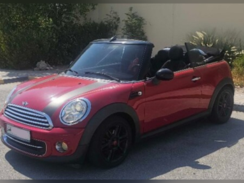 Mini Cooper 2014 Automatic 142,000 Km 4 Cylinder Front Wheel Drive (FWD) Convertible Red