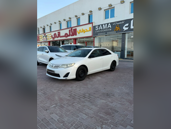 تويوتا كامري جي ال 2015 اوتوماتيك 240,000 كم 4 سلندر سحب امامي سيدان أبيض