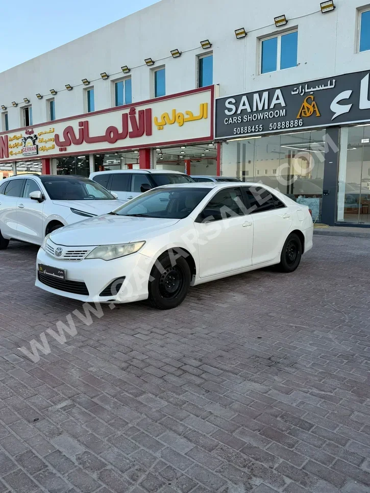 تويوتا كامري جي ال 2015 اوتوماتيك 240,000 كم 4 سلندر سحب امامي سيدان أبيض