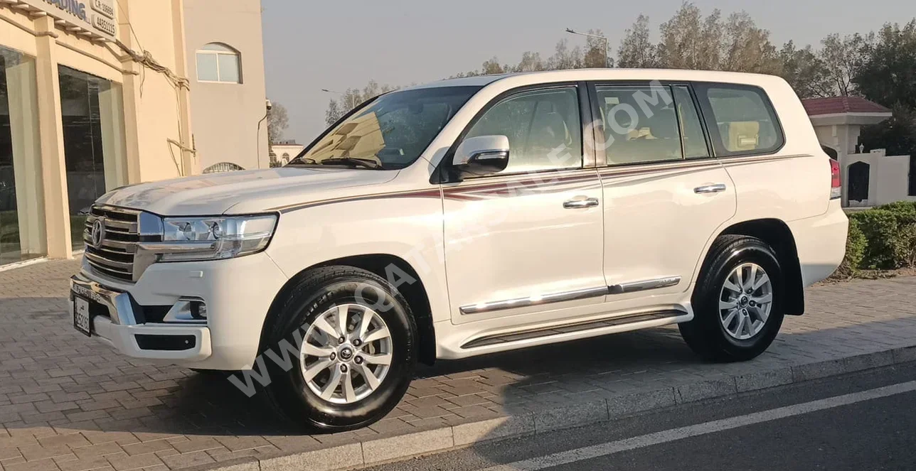 Toyota Land Cruiser GXR 2018 Automatic 291,000 Km 8 Cylinder Four Wheel Drive (4WD) SUV White