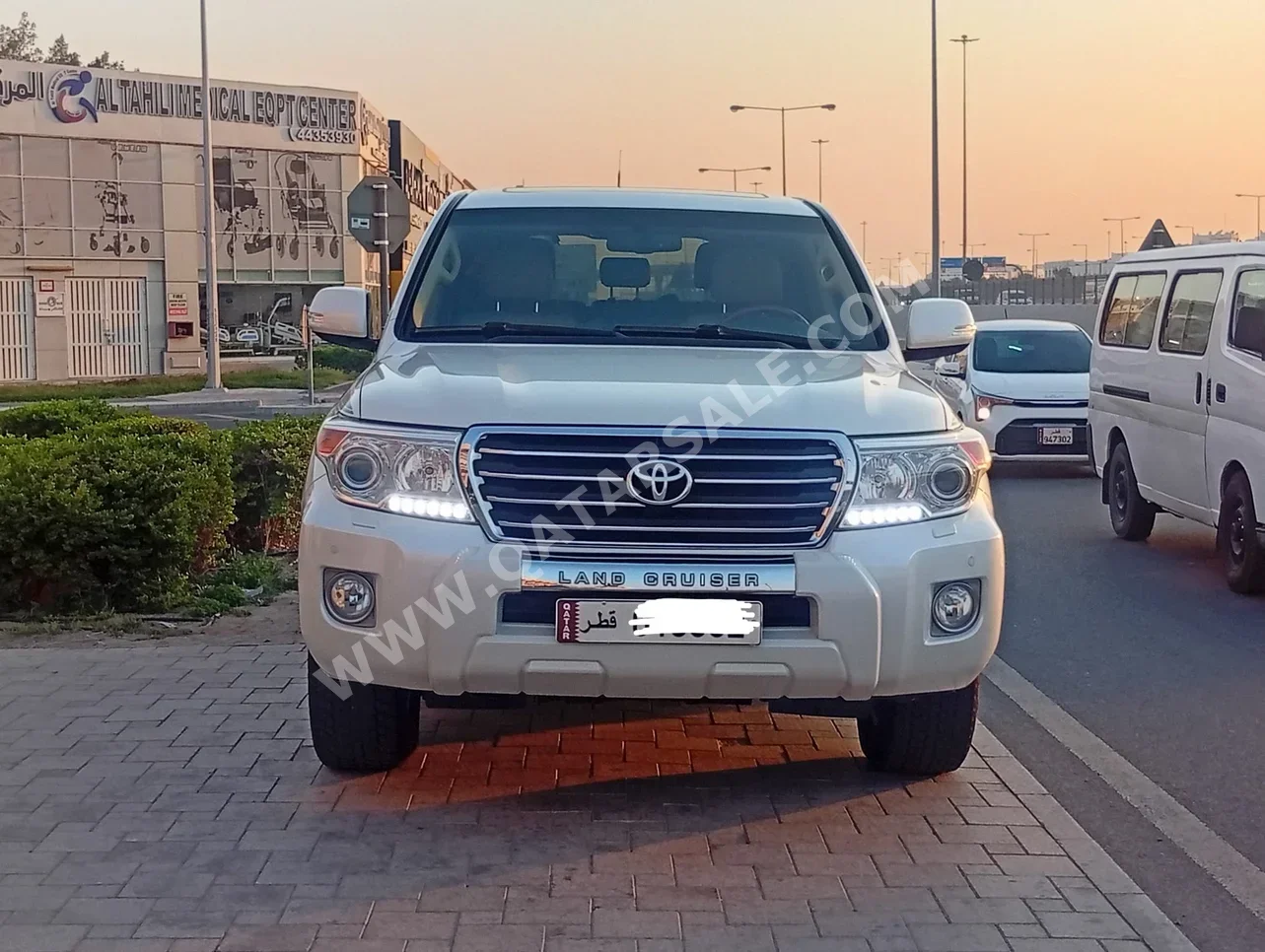 Toyota Land Cruiser GXR 2014 Automatic 275,000 Km 6 Cylinder Four Wheel Drive (4WD) SUV White