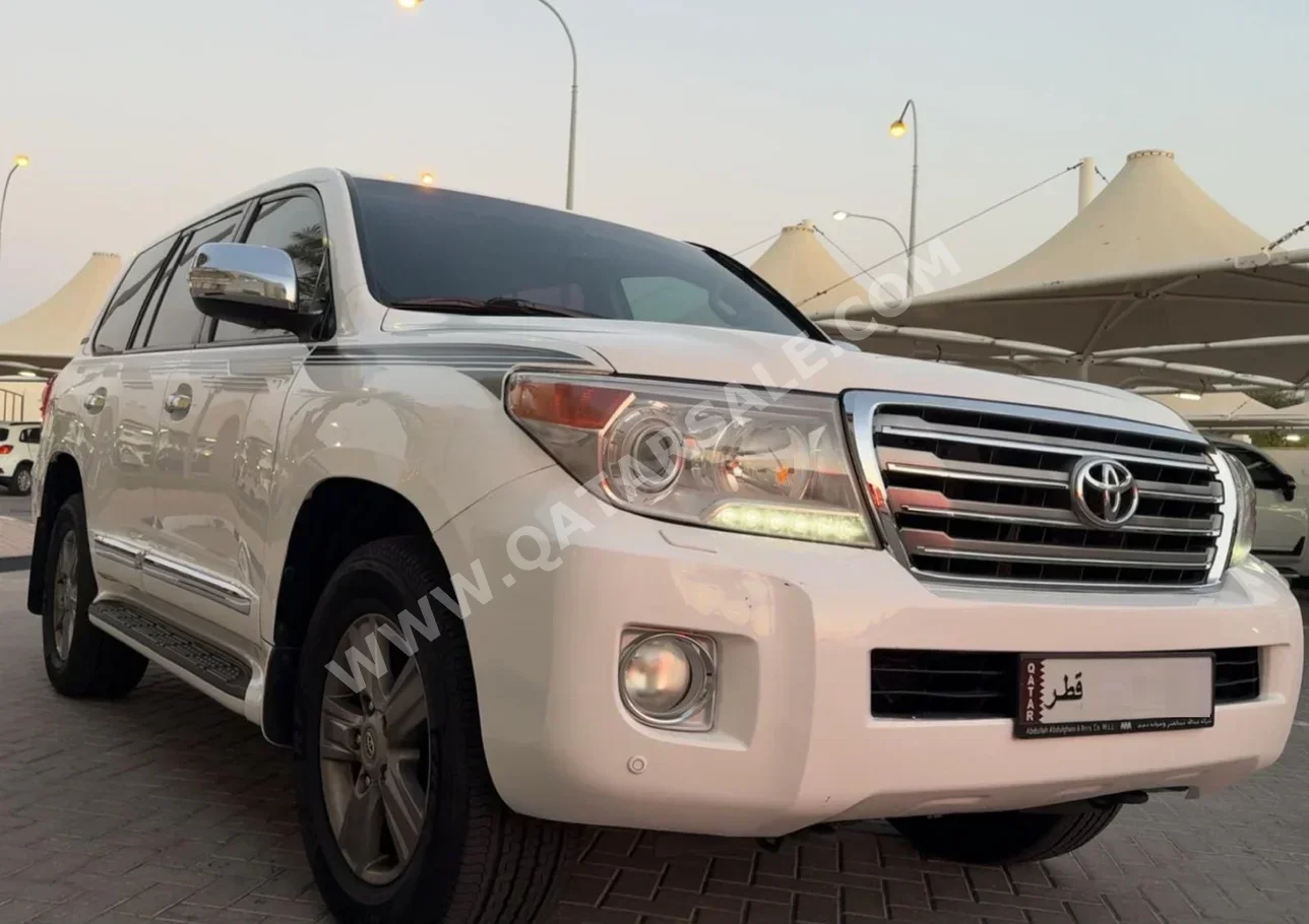 Toyota Land Cruiser GXR 2015 Automatic 201,000 Km 8 Cylinder Four Wheel Drive (4WD) SUV White