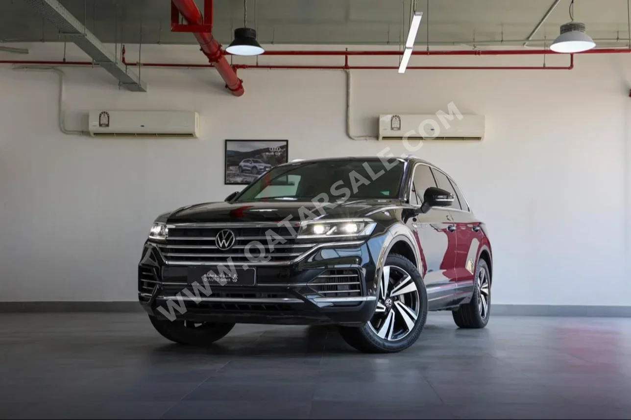 Volkswagen  Touareg  Highline plus  2023  Automatic  29,000 Km  6 Cylinder  All Wheel Drive (AWD)  SUV  Black  With Warranty