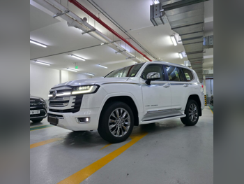 Toyota  Land Cruiser  VXR  2023  Automatic  8,798 Km  6 Cylinder  Four Wheel Drive (4WD)  SUV  Pearl