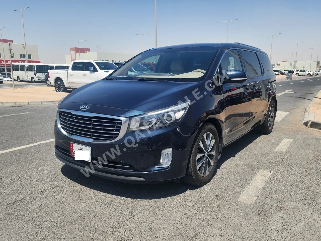 كيا كارنفال 2015 اوتوماتيك 164,000 كم 6 سلندر سحب امامي فان \ باص أزرق غامق