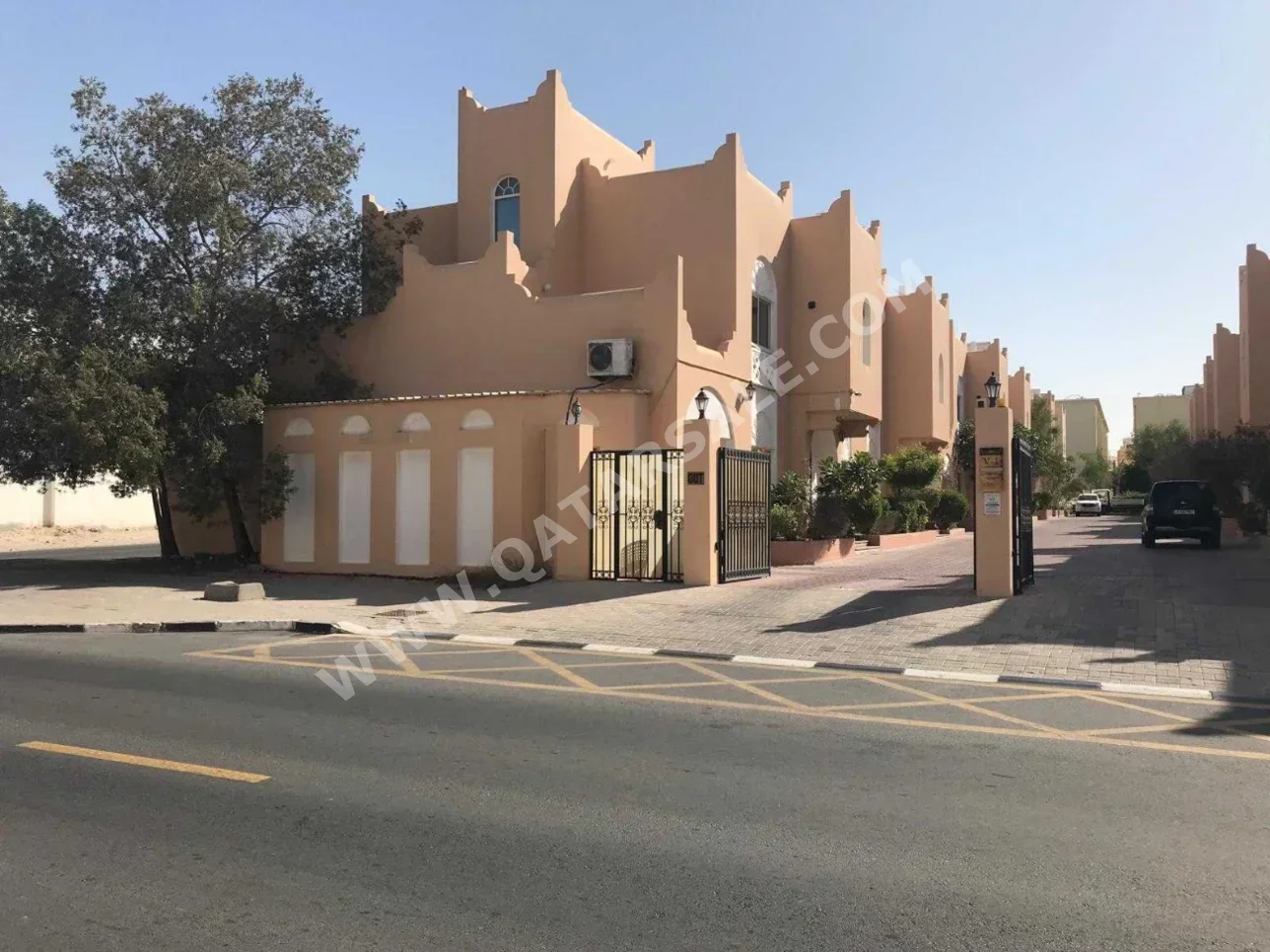 مباني ,ابراج ومجمعات - سكن عائلي - الدوحة - المطار القديم للبيع
