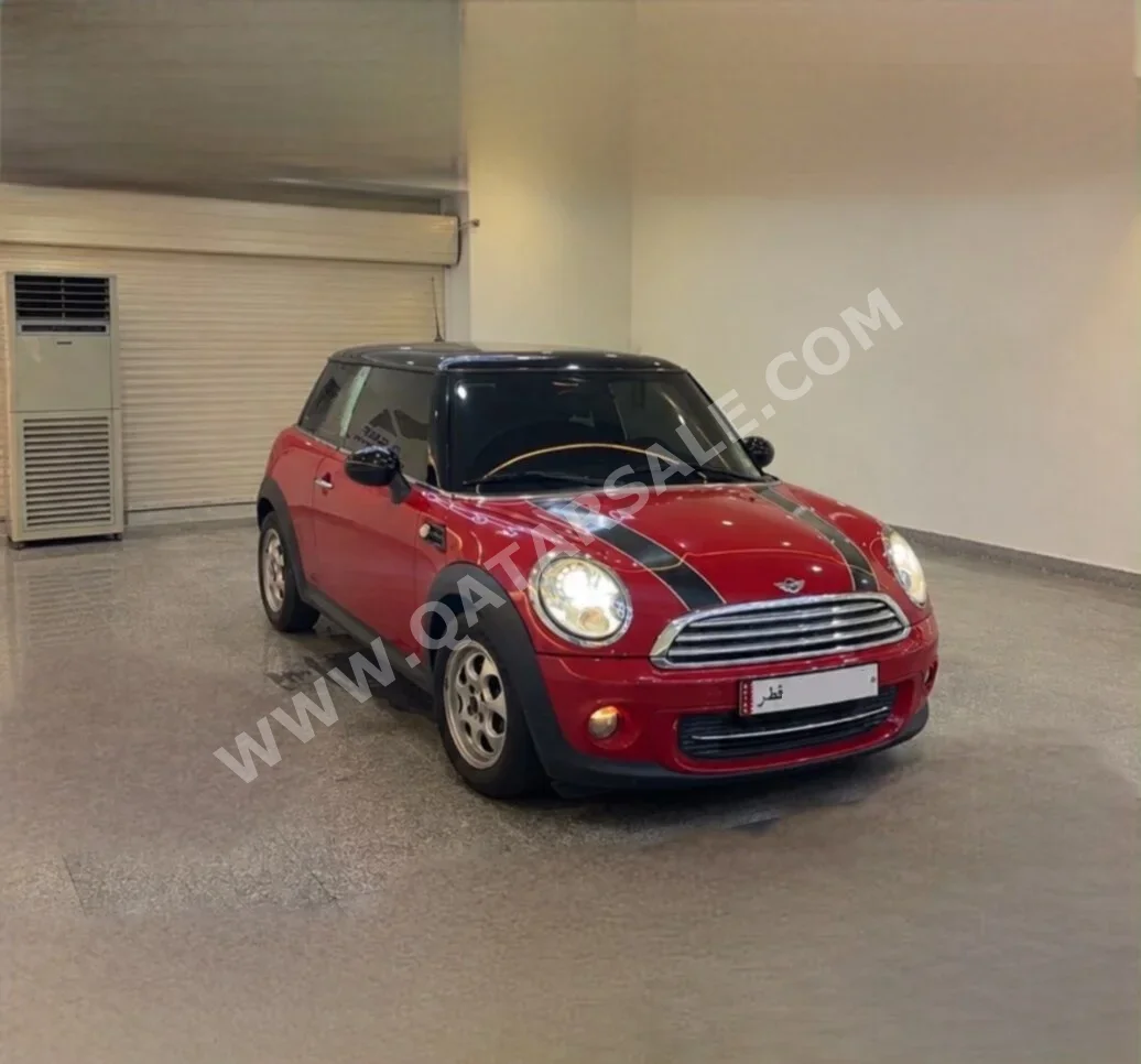 Mini Cooper 2013 Automatic 129,000 Km 4 Cylinder Front Wheel Drive (FWD) Hatchback Black and Red