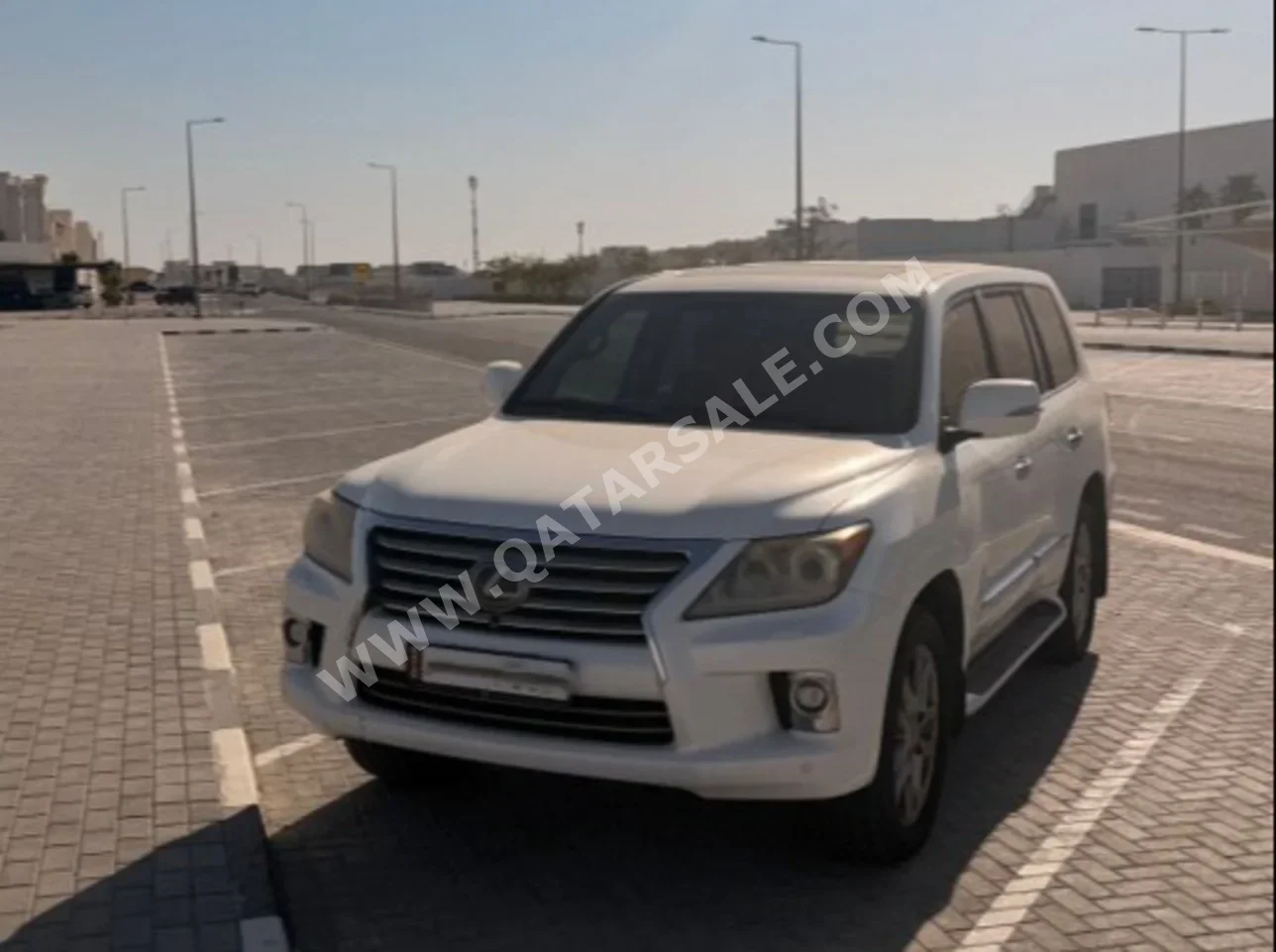لكزس ال اكس 570 2014 اوتوماتيك 157,000 كم 8 سلندر دفع رباعي اس يو في أبيض