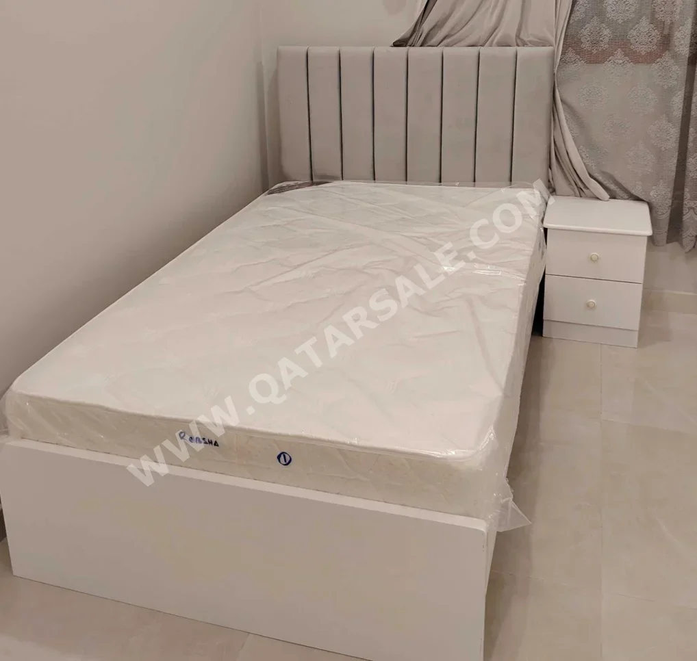 الأسّرة - فردي - اللون الرمادي - متضمنة المرتبة - مع طاولة سرير جانبية