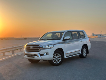 Toyota Land Cruiser GXR 2016 Automatic 290,000 Km 8 Cylinder Four Wheel Drive (4WD) SUV Silver
