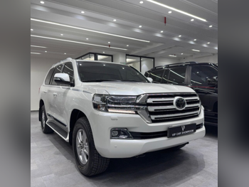Toyota Land Cruiser GXR White Edition 2017 Automatic 134,000 Km 6 Cylinder Four Wheel Drive (4WD) SUV White