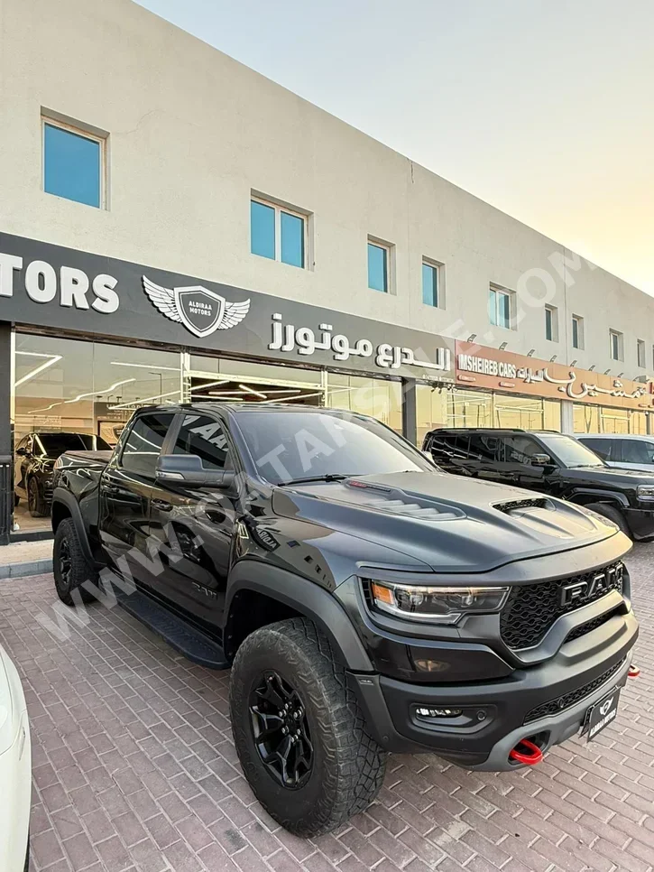 دودج رام تي أر إكس 2023 اوتوماتيك 95,000 كم 8 سلندر دفع رباعي بيكب أسود تحت الضمان