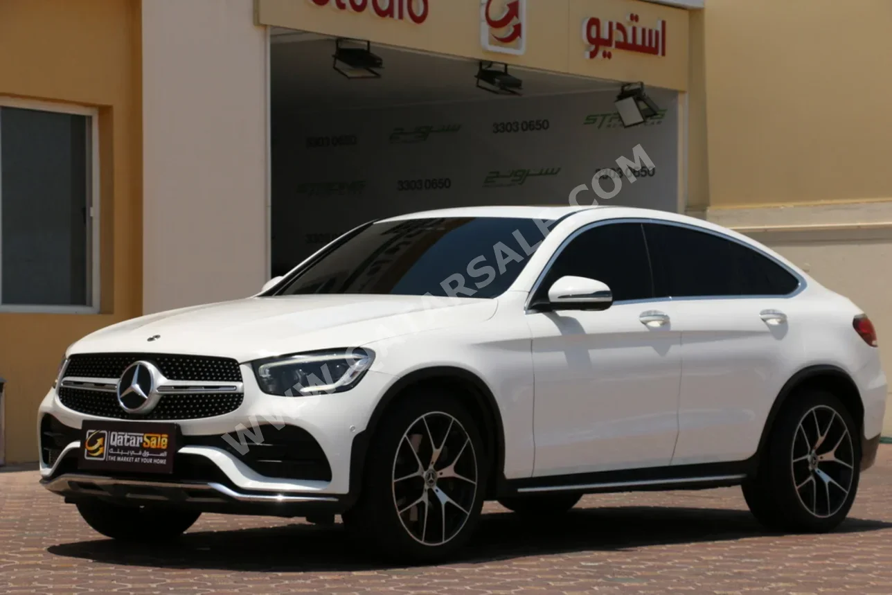 مرسيدس - بنز جي ال سي 300 2020 اوتوماتيك 106,000 كم 4 سلندر دفع رباعي اس يو في أبيض