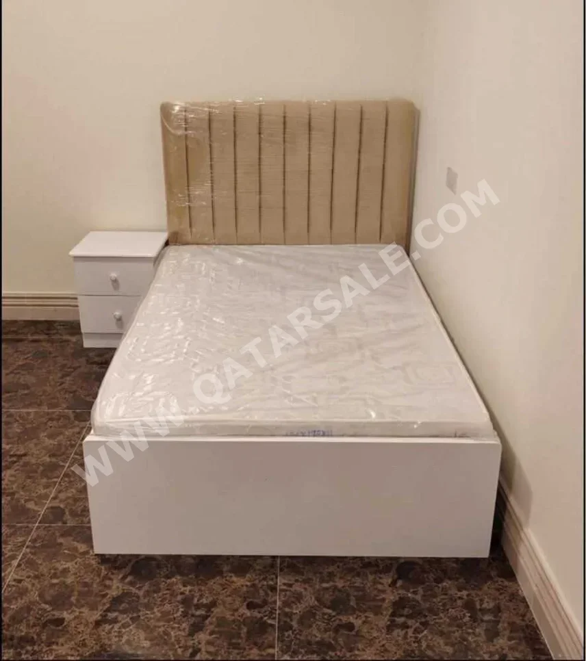 الأسّرة - لايف ستايل - فردي - أبيض - متضمنة المرتبة - مع طاولة سرير جانبية