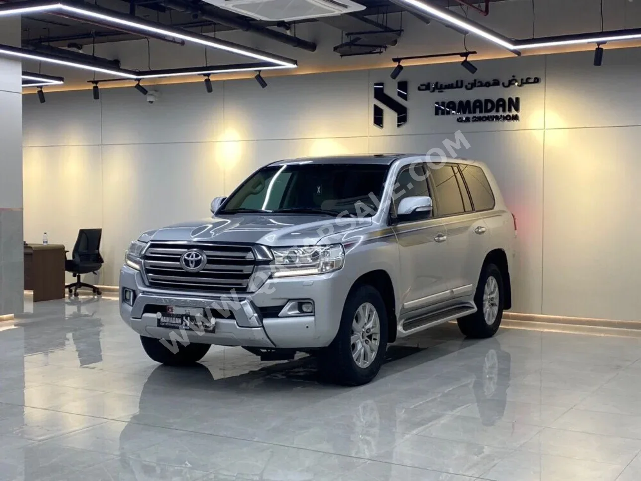 Toyota  Land Cruiser  GXR  2016  Automatic  308,000 Km  8 Cylinder  Four Wheel Drive (4WD)  SUV  Silver