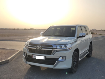 Toyota  Land Cruiser  VXR  2016  Automatic  322,000 Km  8 Cylinder  Four Wheel Drive (4WD)  SUV  White