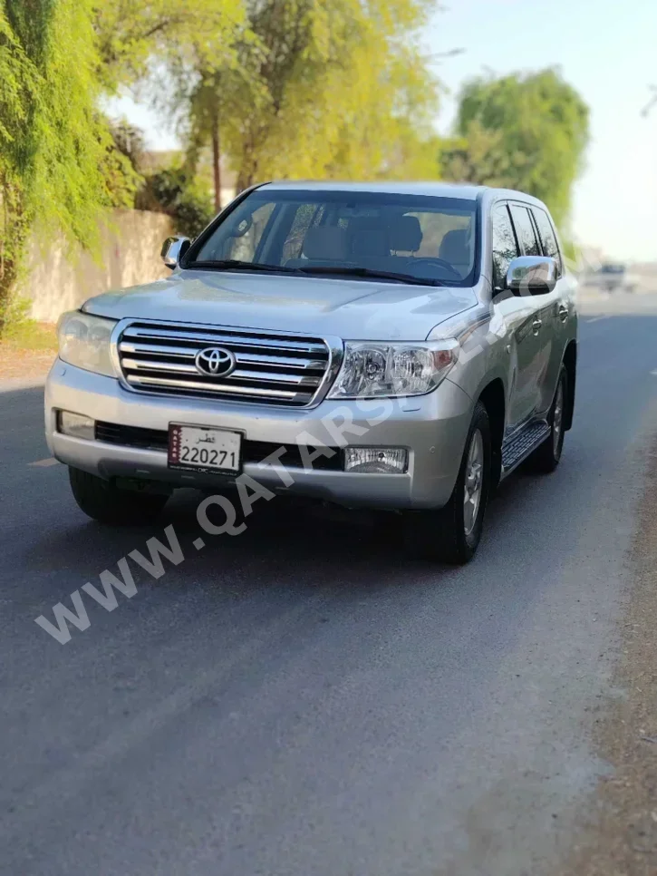 تويوتا  لاند كروزر  في اكس ار  2010  اوتوماتيك  520,000 كم  8 سلندر  دفع رباعي  اس يو في  فضي