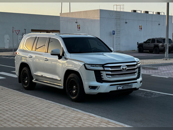 Toyota  Land Cruiser  GXR  2016  Automatic  300,000 Km  8 Cylinder  Four Wheel Drive (4WD)  SUV  White