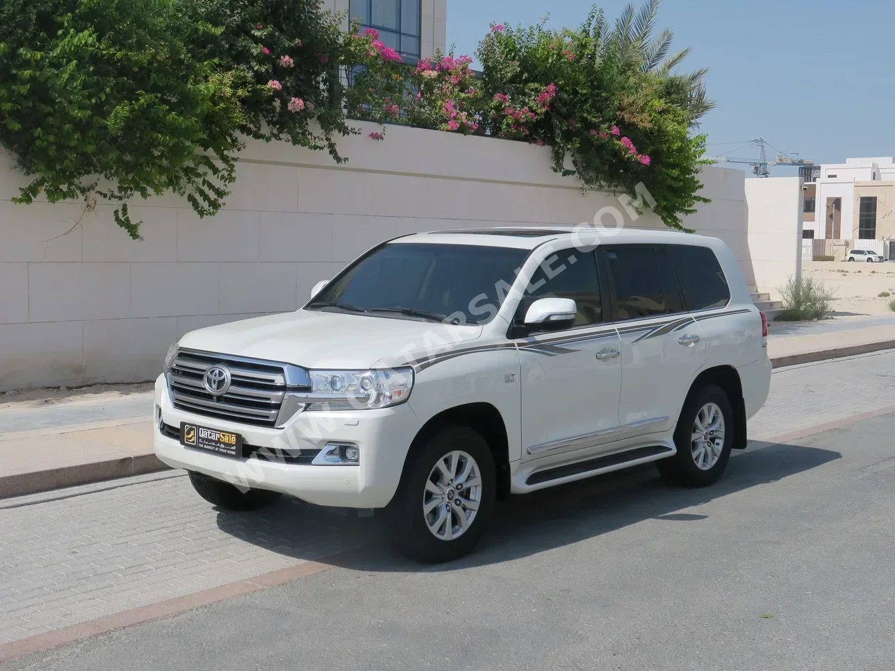 Toyota Land Cruiser VXR 2017 Automatic 319,000 Km 8 Cylinder Four Wheel Drive (4WD) SUV Pearl