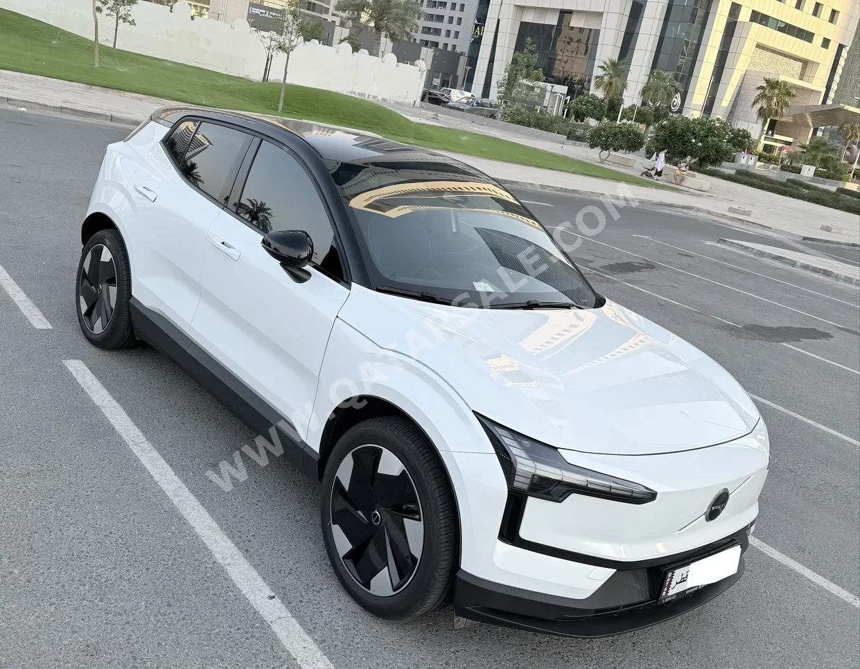 فولفو اي اكس 30 2025 اوتوماتيك 6,000 كم 0 سلندر دفع كلي مستمر اس يو في أبيض و أسود تحت الضمان