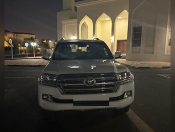 Toyota Land Cruiser GXR 2017 Automatic 366,317 Km 8 Cylinder Four Wheel Drive (4WD) SUV Pearl