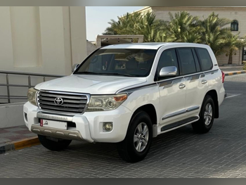 Toyota  Land Cruiser  GXR  2015  Automatic  370,000 Km  8 Cylinder  Four Wheel Drive (4WD)  SUV  White