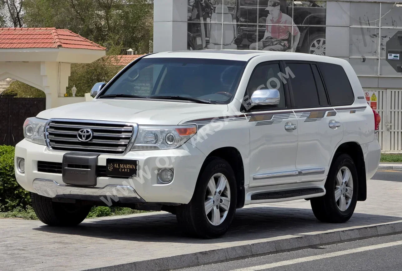 Toyota Land Cruiser GXR 2015 Automatic 312,000 Km 8 Cylinder Four Wheel Drive (4WD) SUV White