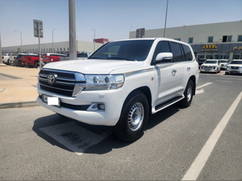 Toyota Land Cruiser VXR 2016 Automatic 251,000 Km 8 Cylinder Four Wheel Drive (4WD) SUV White
