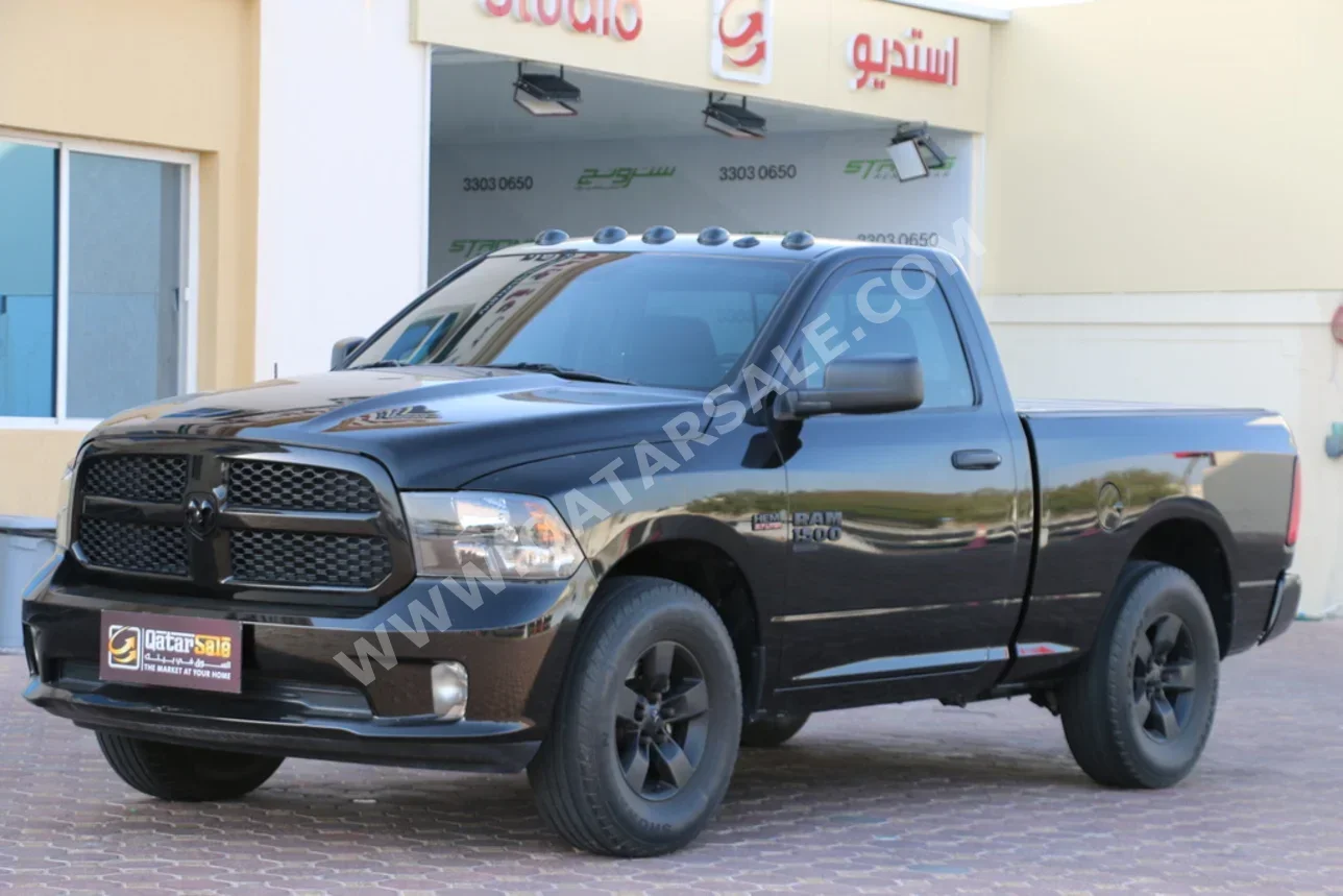 دودج رام 1500 2022 اوتوماتيك 25,000 كم 8 سلندر دفع رباعي بيكب أسود