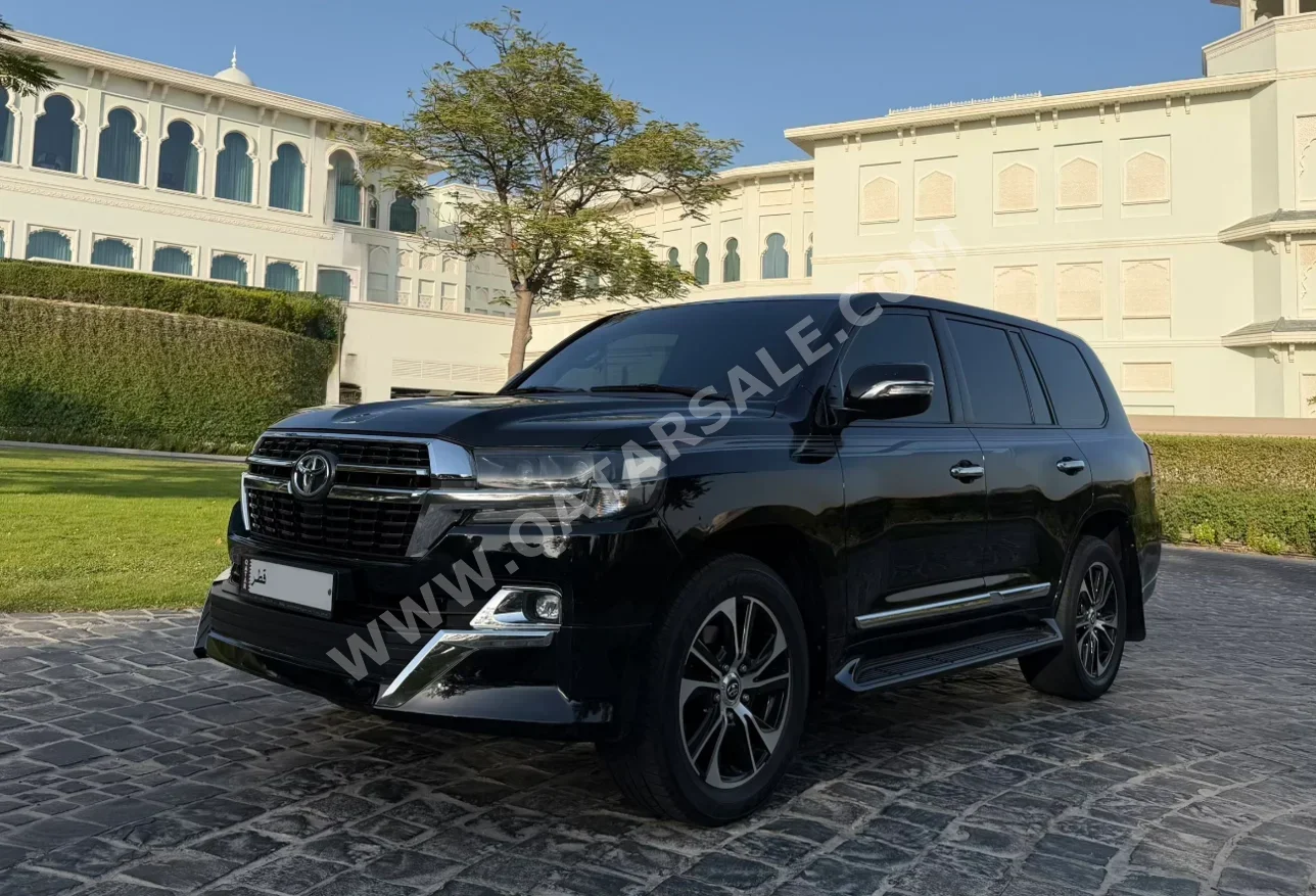 Toyota Land Cruiser GXR 2017 Automatic 180,000 Km 8 Cylinder Four Wheel Drive (4WD) SUV Black