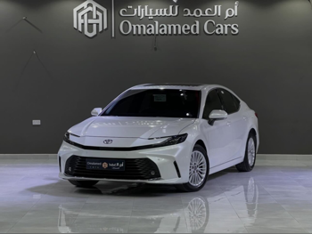 تويوتا  كامري  أل اي  2025  اوتوماتيك  13,000 كم  4 سلندر  سحب امامي  سيدان  أبيض  تحت الضمان